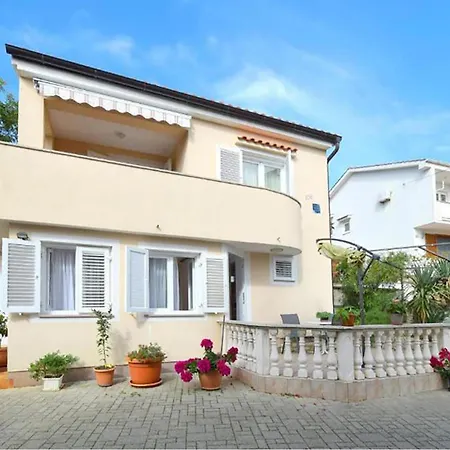1 Bedroom Cozy In Daire Čižići